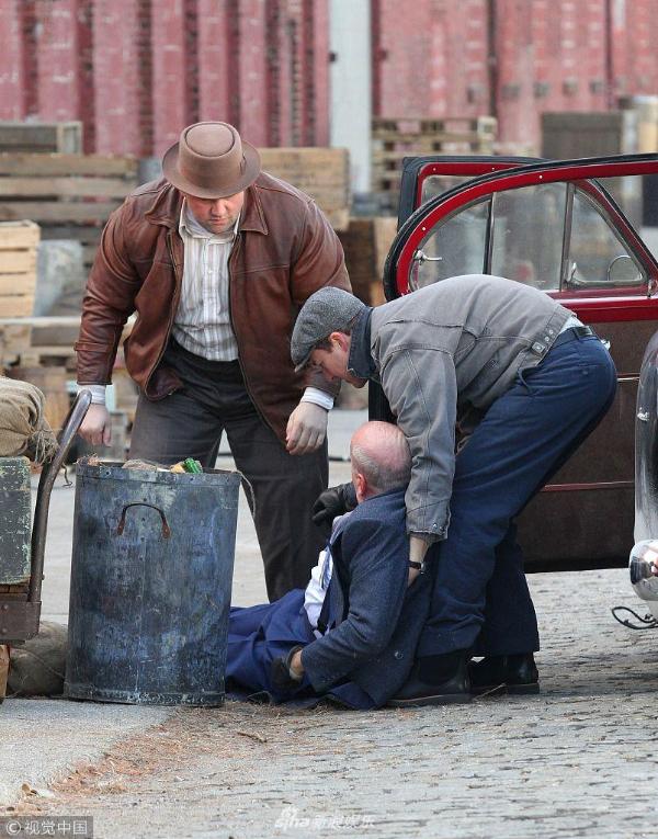 组图心疼布鲁斯威利斯似不慎跌倒被人拖上轿车