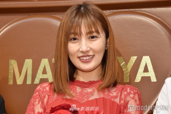 组图日女星熊田曜子挺孕肚出席活动一身红裙显喜庆