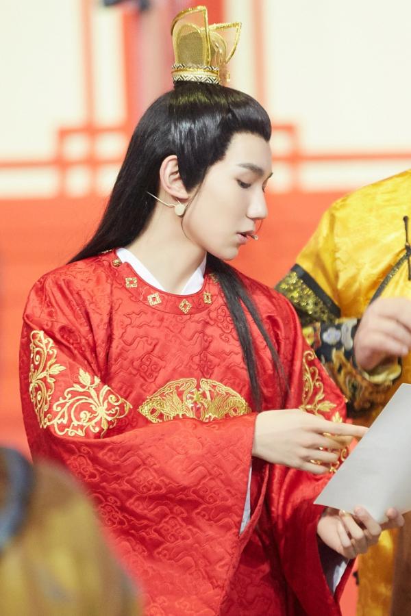 组图王源朱袍在身英俊潇洒眸间含情温润如玉