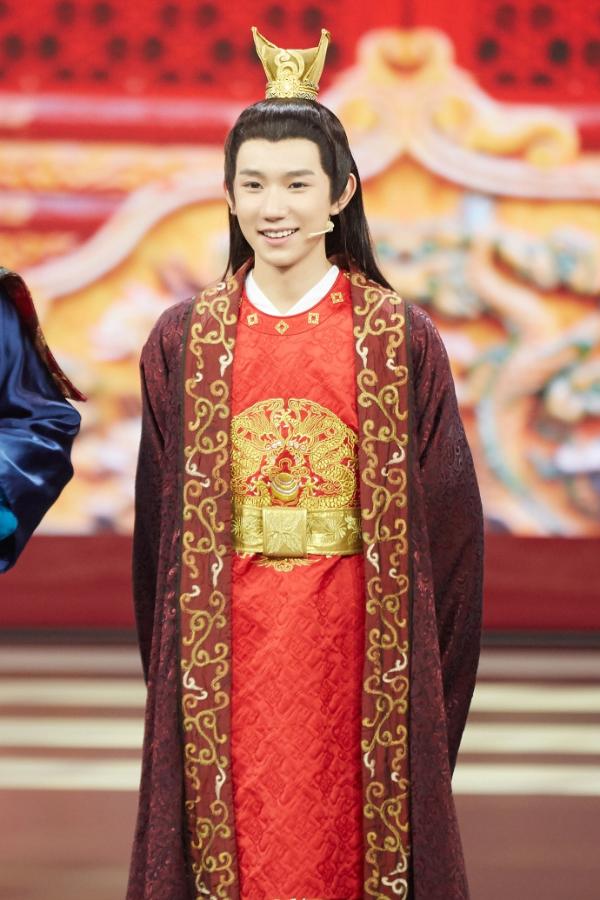 组图王源朱袍在身英俊潇洒眸间含情温润如玉