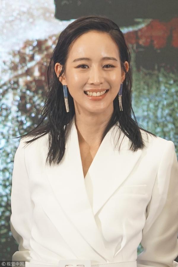 张钧甯站姿乖巧嘟嘴歪头卖萌