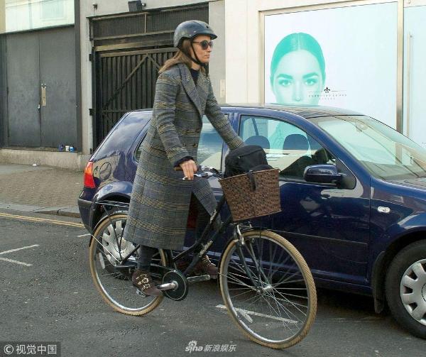 凯特王妃妹妹站姿骑单车 戴头盔做安全措施