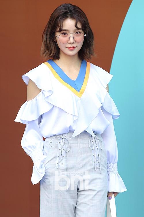 曹璐亮相首尔时装周荷叶风格卷发俏皮