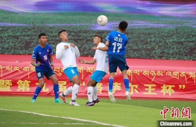 图为班玛队(白)和达日队两队队员们正在比赛。 马铭言 摄