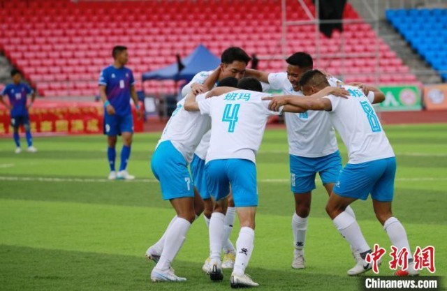 图为班玛队队员庆祝进球。 马铭言 摄