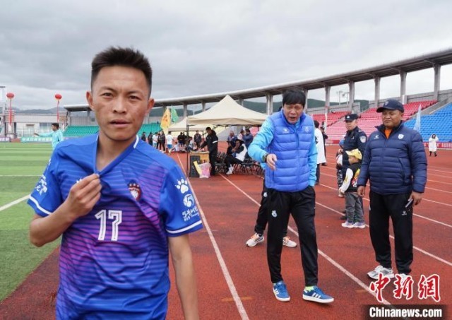 图为范志毅(左二)给球员指导战术。 马铭言 摄