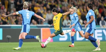 Ӣ����3��1��̭�Ĵ����� �״�ͦ��Ů�����籭����.jpg