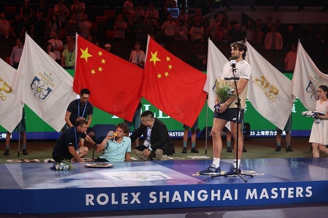 林德克内希过于激动一度无法站立 摄影/任玉明