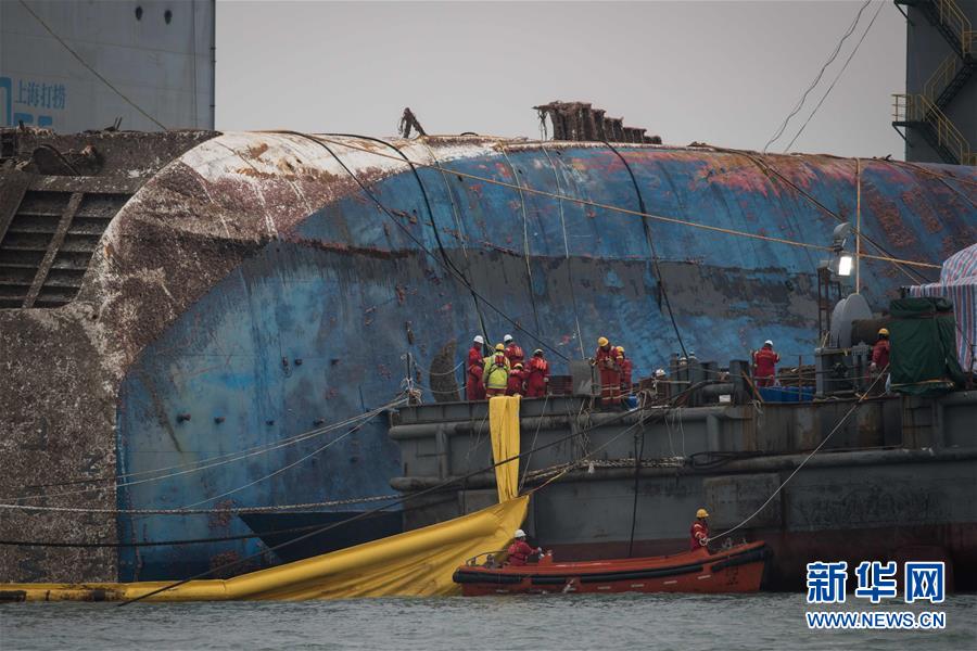 韩国世越号沉船打捞工作继续进行