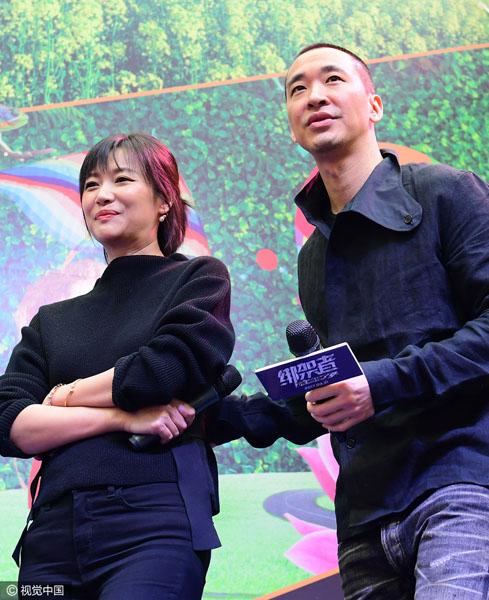 黄立行与徐静蕾宣传新片 偷瞄痴望女友